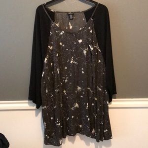 Torrid black and gray splatter tee  size 6 NWOT